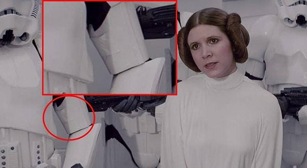 14. A New Hope'ta, Leia'yı Darth Vader'a götüren stormtrooperlardan birinin zırhı bant ile tutturulmuş.