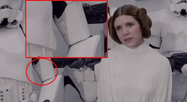 14. A New Hope'ta, Leia'yı Darth Vader'a götüren stormtrooperlardan birinin zırhı bant ile tutturulmuş.