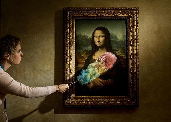 1. Paolo Woods ve Gabriele Galimberti'den Mona Lisa'nın tozunun alındığı an...