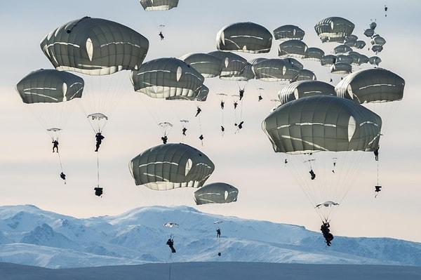 11. 400 kadar ABD askeri Alaska yakınlarında paraşüt idmanı yapıyor. Bu fotoğraf da Louie Palu imzalı.