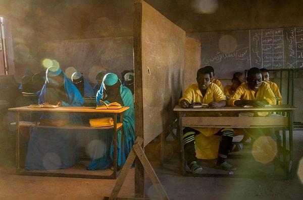 14. Nijer'deki bir Izala okulunda 1300 öğrenci bu şekilde eğitim alıyor, Pascal Maitre imzalı fotoğraf.
