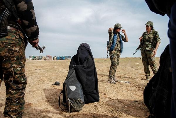 17. Mart ayında IŞİD, Suriye'yi tek ederken teslim olan kadının etrafı sarılıyor. Lynsey Addario imzalı fotoğraf.