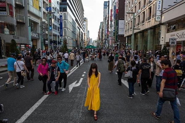 23. Tokyo, Ginza'da yürüyen insanlar, David Guttenfelder'in fotoğrafı.