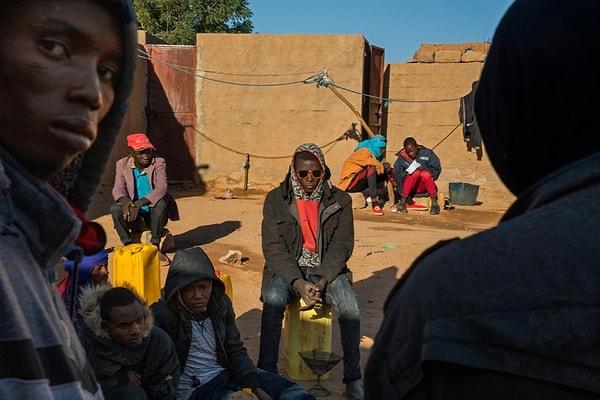 24. Libya'ya gitmek üzere Nijer'deki mülteci kampında bekleyen gençler. Pascal Maitre imzalı bir fotoğraf.