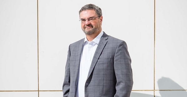 Во внешности Криса изменений нет, и на самом деле, он может спокойно продолжать жить своей прежней жизнью, только если не совершит преступление...