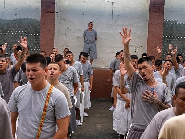40. San Francisco Gotera hapishanesinde mahkumlar birlikte dua ediyorlar, Moises Saman imzalı bir fotoğraf.