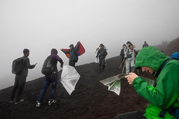 50. Yine David Guttenfelder'dan Fuji Dağı'na tırmanan bir grup.