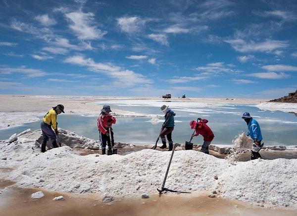 58. Aymara nüfusu Bolivya'da tuz topluyor. Yine bir Cédric Gerbehaye fotoğrafı.