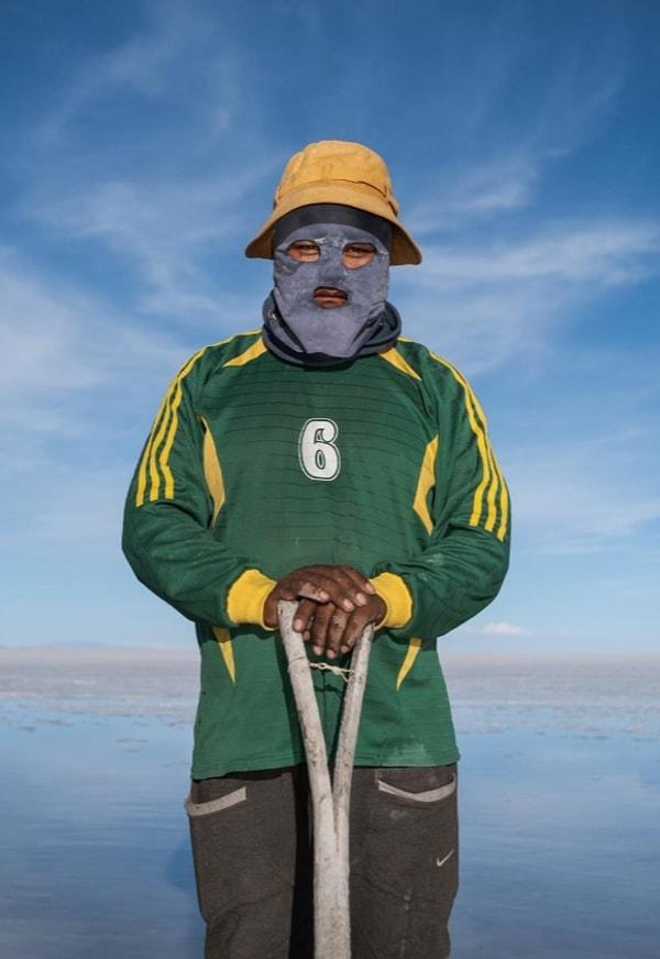 68. Bolivya'da tuz toplayan Wilmer Flores, yüzünü güneş yanıklarından koruyor. Bir Cédric Gerbehaye fotoğrafı.