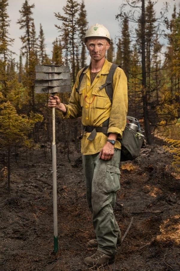69. Alaska'da şimşek sonucu çıkan yangını söndürmesinin ardından Spencer Robertson. Bir Mark Thiessen fotoğrafı.