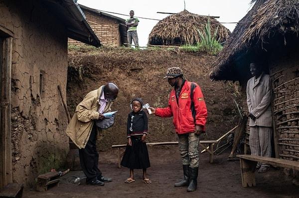 74. Dünya Sağlık Örgütü'nden bir ekip Kongo'da 7 yaşındaki Confirme Masika Mughanyira'nın ateşini ölçüyor. Bu fotoğraf ise Nichole Sobecki'ye ait.