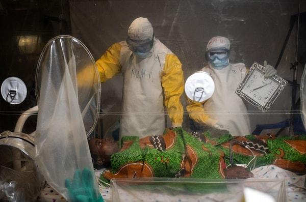 75. 16 yaşındaki bu genç ise yine Kongo'da ebola tedavisi görüyor. Bir Nicole Sobecki fotoğrafı.