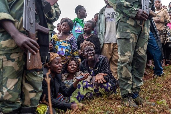 76. Ebola tedavi merkezini korurken öldürülen polis memuru Tabu Amuli Emmanuel'in mezarı başında yas tutan ailesi ve arkadaşları. Nichole Sobecki'ye ait bir fotoğraf.