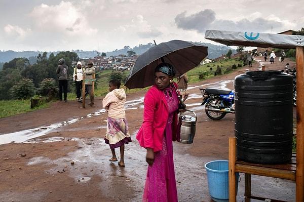 77. Bir kadın Kongo'daki hastaneden ayrılırken ellerini klor ile yıkıyor. Nichole Sobecki imzalı bir fotoğraf.