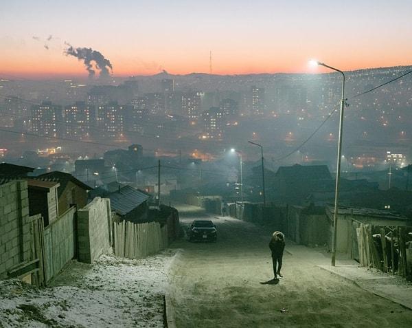 100. Moğolistan'ın başkentindeki kötü şehirleşme kontrolsüz kömür yakımına neden oluyor. Matthieu Paley imzalı bir fotoğraf.