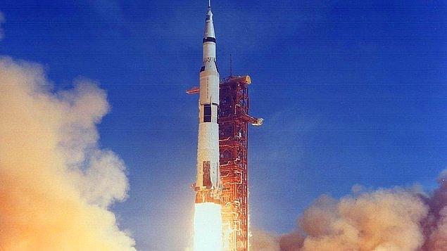1969 yılında Apollo 11 ve içinde Neil Armstrong'un da bulunduğu 3 astronot Ay'a yolculuğu gerçekleştirdi.