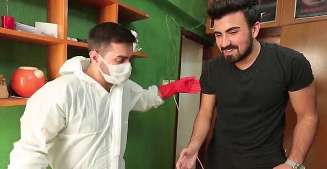 11. "İnanılmaz derecede pasaklıymış. Görünen o ki biz flört ederken elinden gelenin en iyisini yapmış. Şimdi ise kıyafetler her yerde, şapkalar her yerde, kağıtlar başka yerlerde. Kirlilerini sepetin yanına atıyor. Bulaşıkları öylece tezgaha bırakıyor. Gözlüğünü kaybediyor, cüzdanını kaybediyor..."
