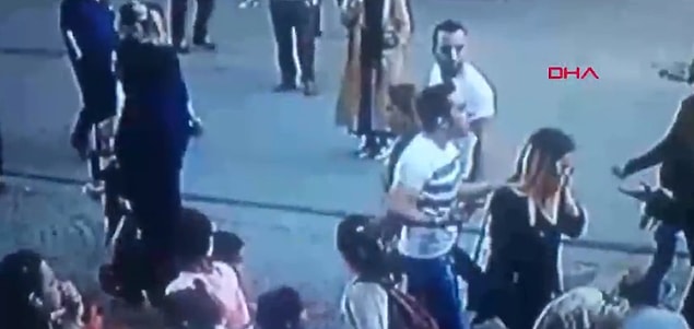Magandanın 'O benim karım' demesi üzerine, vatandaş saldırganı dövmeye başladı.