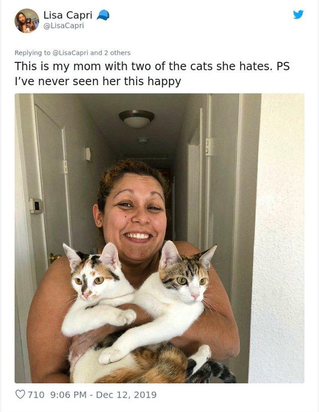 18. "Bu nefret ettiği iki kediyle birlikte annem. Onu hiç bu kadar mutlu görmemiştim."