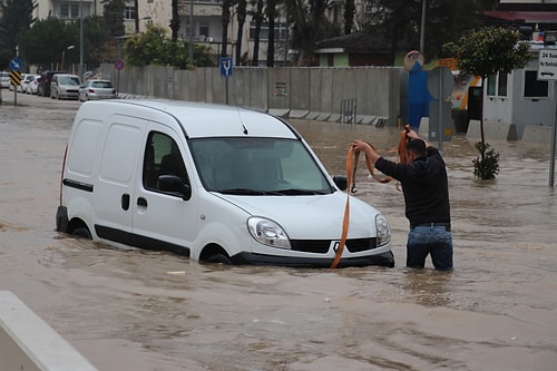 Çevredekiler Seferber Oldu: Adana'da Sel Sularına Kapılan 8 Yaşındaki Çocuk Kurtarıldı