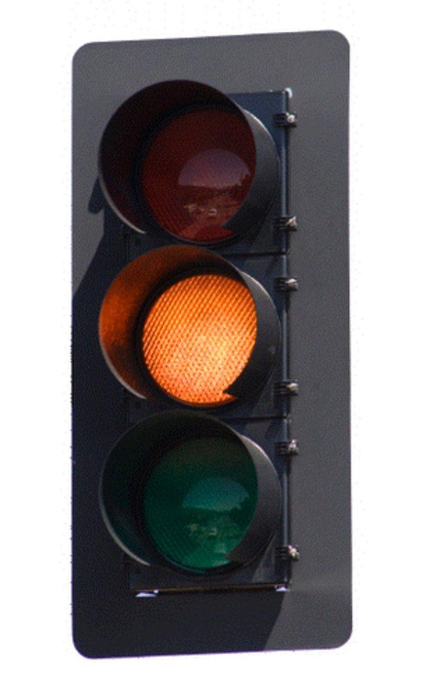14. Trafik ışıklarında beklerken yeşil yandıktan birkaç saniye sonra hareket edin. Böylece ışıktan kurtulmak için hızlı hareket eden araçlarla yaşanabilecek kazaların önüne geçebilirsiniz.