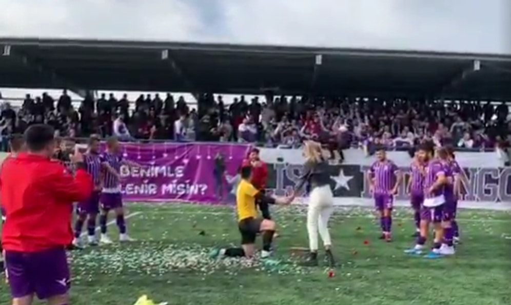 Taraftarın da Desteğini Alarak Maç Sonrası Kız Arkadaşına Sahada Evlilik Teklifi Yapan Orduspor Kalecisi