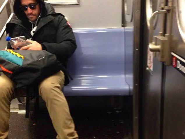 BONUS: Metroya biniyor, halkın arasına karışıyor, sıradan bir insan gibi yaşayıp gidiyor...