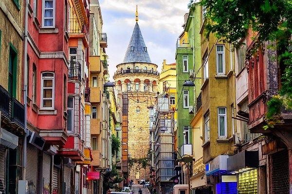 İstanbul'u bir kez gören herkes Beyoğlu sokaklarına hayran kalır, burada yürümek insana tarihle tanışıyor hissi verir.