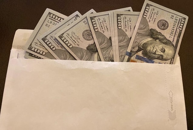 İçinde bin dolar olan zarfı alan Algül'ün mutluluğu görülmeye değerdi...