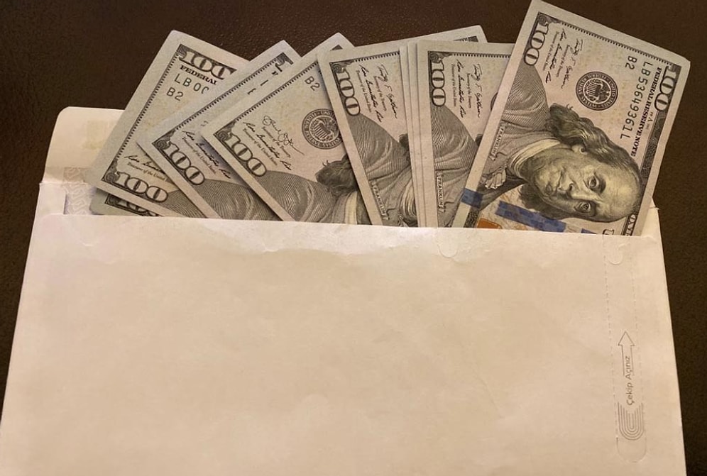 'Robin Hood' Bu Kez de Düğün Yapacağım Diyen Vatandaşa Bin Dolar ve Beşi Bir Yerde Gönderdi