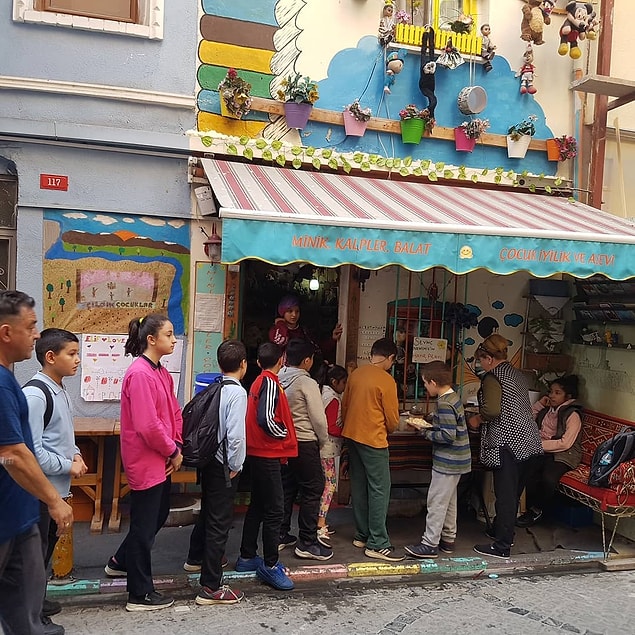 "Burada en zor iş, gelen yardımları dağıtırken oluyor. Benim 2-5 tane dondurma alma şansım yok, aldığım zaman kesinlikle 60 tane alacağım. Çünkü bütün çocuklara almak ve vermek zorundayım."