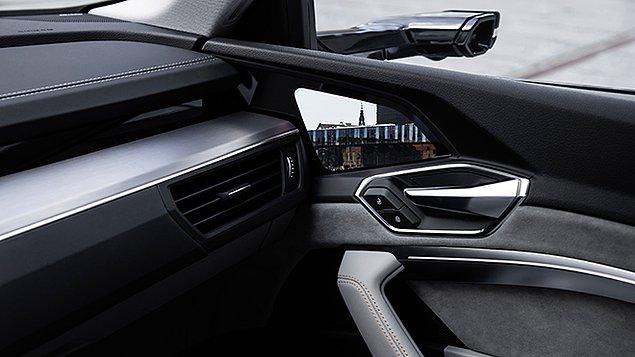 Audi e-Tron modelinde de dışarıda kamera, içeride LCD bir ekran bulunuyor.