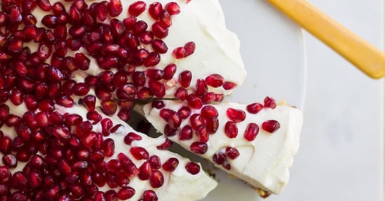 Mevsimi Olan Nar İle Yapılacak Mis Kokulu Bir Kek Herkesi Mutlu Eder! Narlı ve Yoğurtlu Kek Nasıl Yapılır?