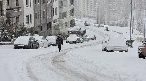 Ankara'da bugün akşam saatlerinde başlayan kar yağışı nedeniyle vatandaşlar ulaşımda zor anlar yaşadı.