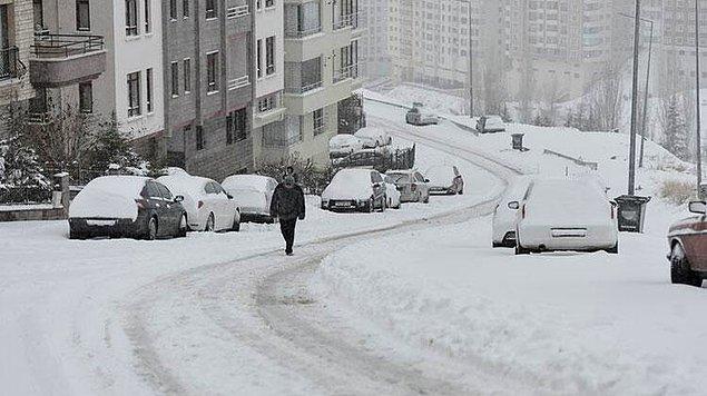 Ankara'da bugün akşam saatlerinde başlayan kar yağışı nedeniyle vatandaşlar ulaşımda zor anlar yaşadı.