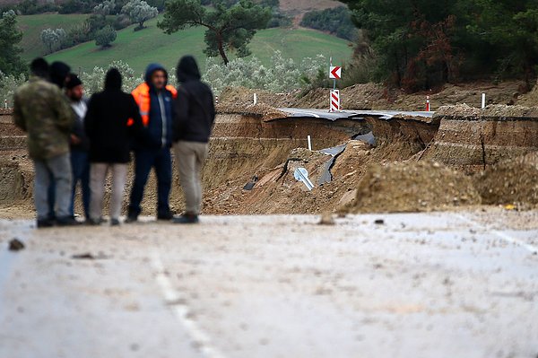 Adana Kozan yolunda, yoğun yağış nedeniyle çökme meydana geldi.