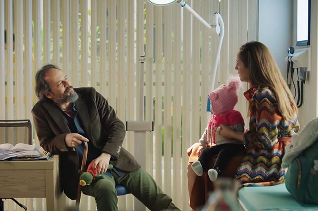 Bu bölümde de bebeği hastalanan bir annenin, yine çok uluslu ilaç firmalarının oyununa gelmemek için aşı yaptırmadığını söylemesiyle ateş patladı.