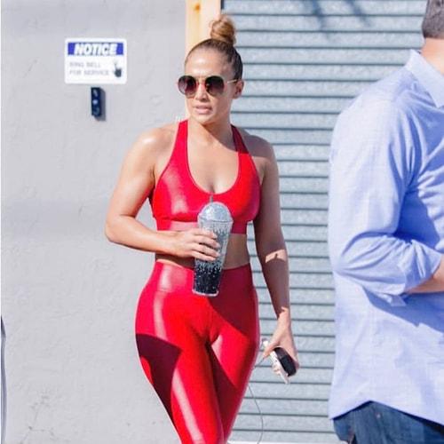 50 Yaşında ve Taş Gibi! Jennifer Lopez Kırmızı Spor Kıyafetleriyle Herkesi Kendine Hayran Bıraktı