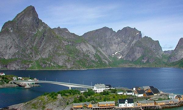 5. Norveç, yerel ekosistemi korumak amacıyla Lofoten'den petrol çıkarmayı durdurdu. (Orada bulunan petrol rezervinin değeri yaklaşık 60 milyar dolardı)