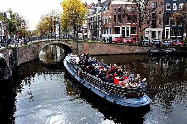 12. Biliyorsunuz ki Amsterdam'da kanal turları çok popüler. Artık turistler hem etrafın zevkini çıkarıyor hem de ellerindeki süzgeçlerle kanaldan çöp toplayabiliyorlar.