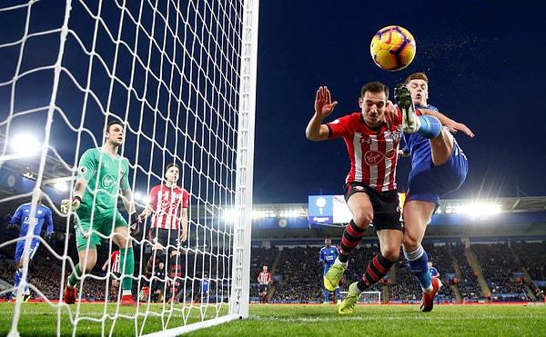 57. Southampton futbolcusu Cedric Soares, Leicester City'den Harvey Barnes'in gol atmasını engellemek için varını yoğunu ortaya koyarken