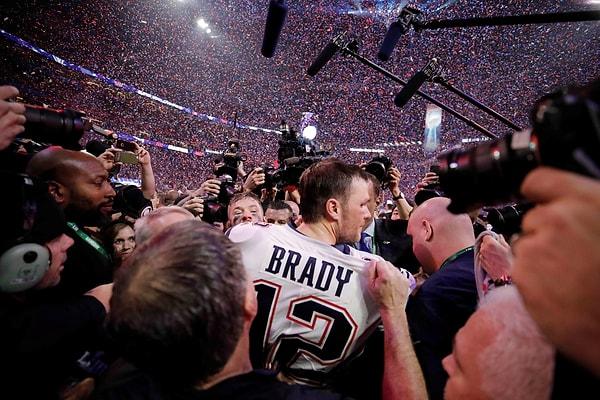 4. Tom Brady, Mercedes-Benz Stadyumu'nda Super Bowl LIII ödülünü kazandı