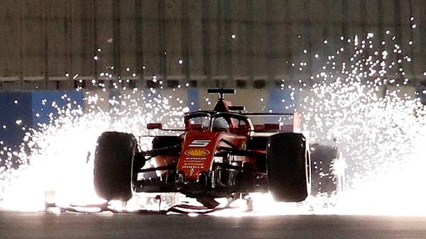 10. Ferrari'den Sebastian Vettel, Bahreyn Uluslararası Pisti'nde Formula 1 F1 Bahreyn Grand Prix'si sırasında hasar görmüş bir araba ile