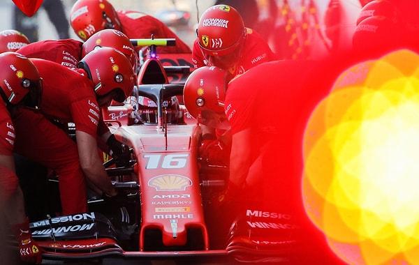 15. Ferrari'nin Charles Leclerc'i Formula 1 F1 Azerbaycan Grand Prix'si, Bakü Şehir Pisti'nde uygulama sırasında