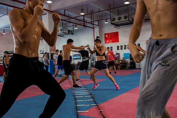 21. Çin'de profesyonel boksla ilgilenen ve kadınların sadece evde oturup iş yapmasına karşı olduğunu söyleyen Huang Wens, Asya Kadınlar Kıta Süper Sineksiklet Şampiyonası'na hazırlanırken