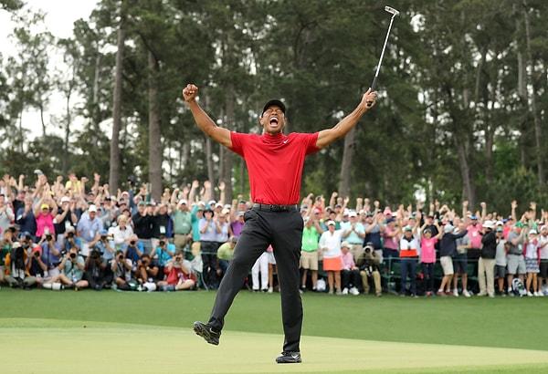 23. ABD'nin Tiger Woods, Augusta'daki Augusta Ulusal Golf Kulübü'nde 2019 Master mücadelesini kazanmasını 18. delikte kutluyor