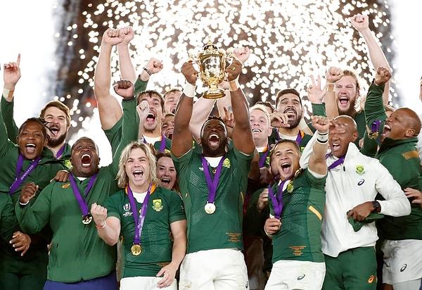 25. Güney Afrika'dan Siya Kolisi, Yokohama Uluslararası Stadyumu'nda Rugby Birliği Dünya Kupası Finali'ni kazandıktan sonra Webb Ellis kupasını takım arkadaşlarıyla birlikte kaldırdı.