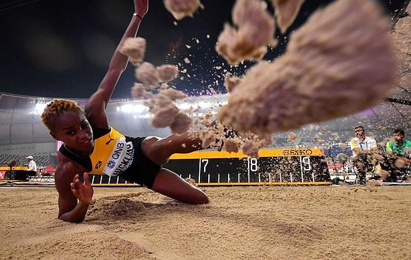 26. Jamaika'dan Tissanna Hickling, Doha'daki Dünya Uzun Atletizm Şampiyonası'nda Doha'daki Kadınlar Uzun Atlama Elemeleri sırasında...