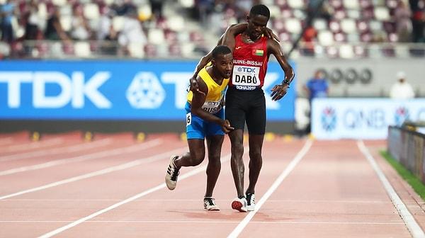 62. Katar’ın başkenti Doha’da düzenlenen Dünya Atletizm Şampiyonası’nda erkekler 5000 metre yarışında Gine-Bissau adına yarışan Braima Suncar Dabo, Arubalı Jonathan Busby’ye yardım ederken.