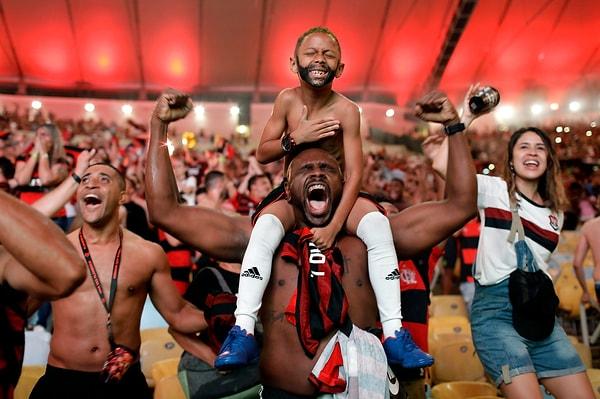 60. Copa Libertadores finalinde Gabriel Barbosa’nın River Plate ağlarına gönderdiği gol sonrası, Flamengo taraftarı bir baba ile oğlun gol sevinçleri.